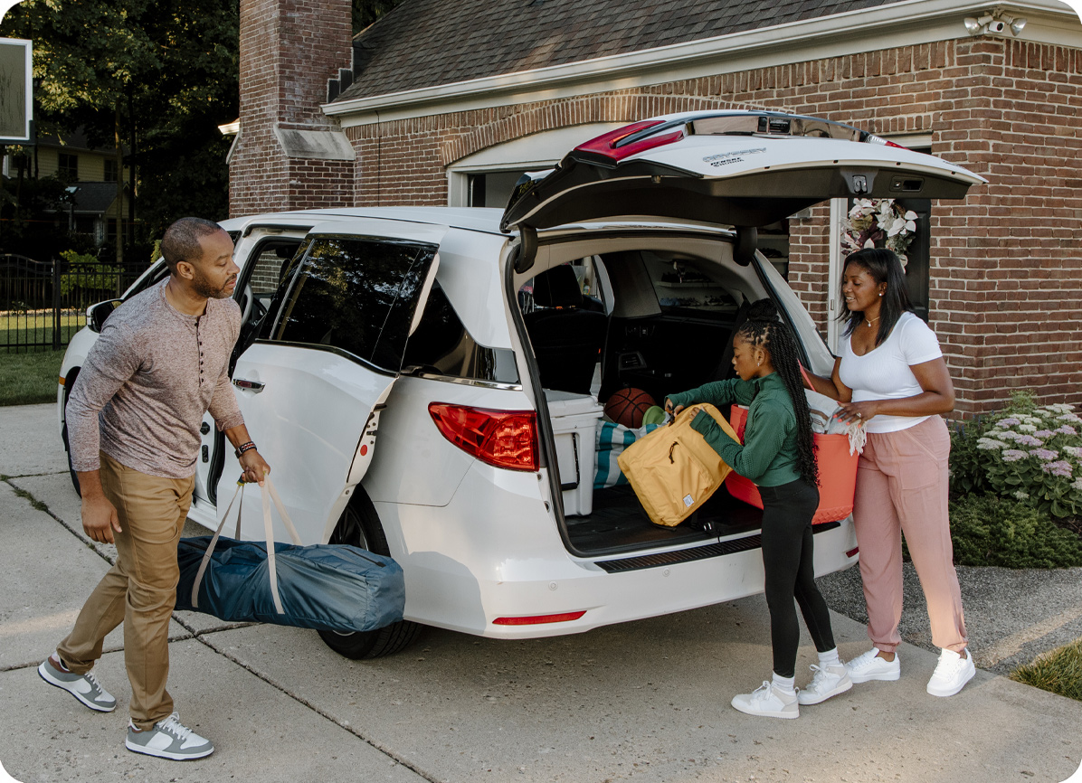 Family loading up van on the way to a vacation with all the savings from their multiline discount.